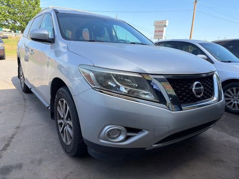 Used 2015 Nissan Pathfinder S image 2
