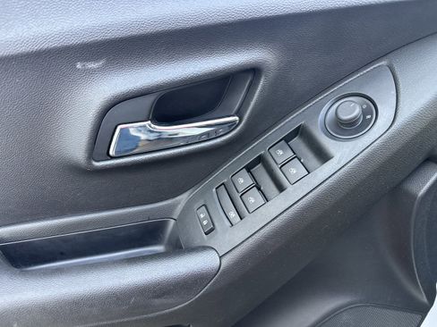 Used 2019 Chevrolet Trax LT w/ LT Convenience Package image 8