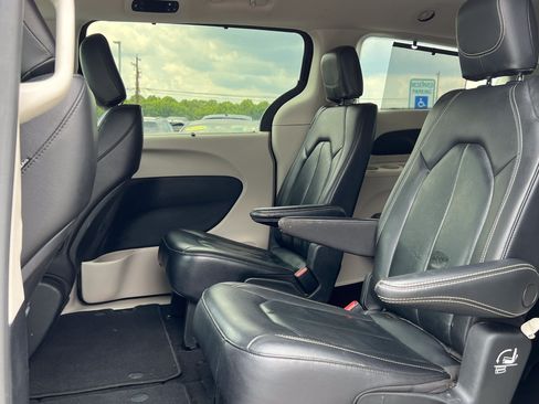 Used 2022 Chrysler Pacifica Touring-L FWD image 27
