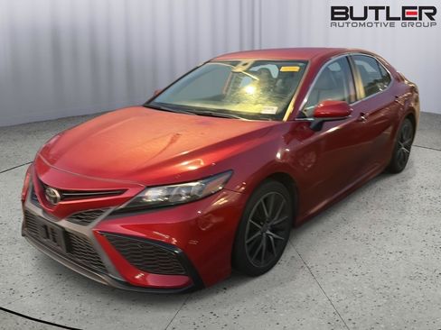 Used 2021 Toyota Camry SE FWD image 1