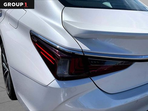 Used 2025 Lexus ES 300h w/ Premium Package FWD image 28