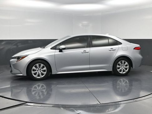 Used 2022 Toyota Corolla LE FWD image 3