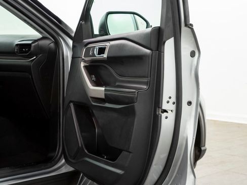 Used 2022 Ford Explorer XLT AWD/4WD image 16