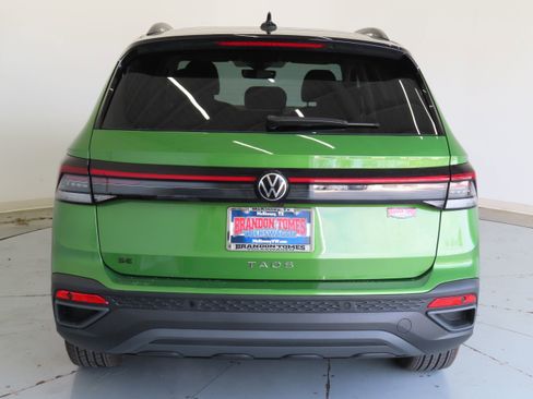 New 2026 Volkswagen Taos SE FWD image 5