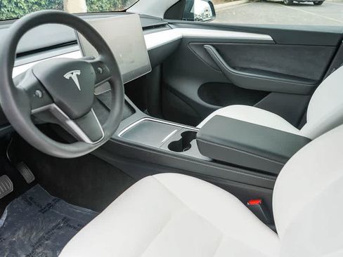 Used 2025 Tesla Model Y Long Range AWD/4WD image 18