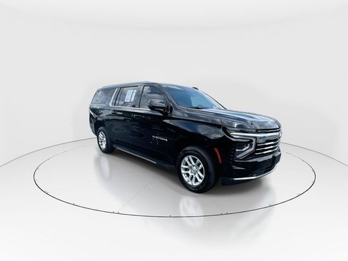 Used 2025 Chevrolet Suburban LT w/ Comfort Package RWD image 2