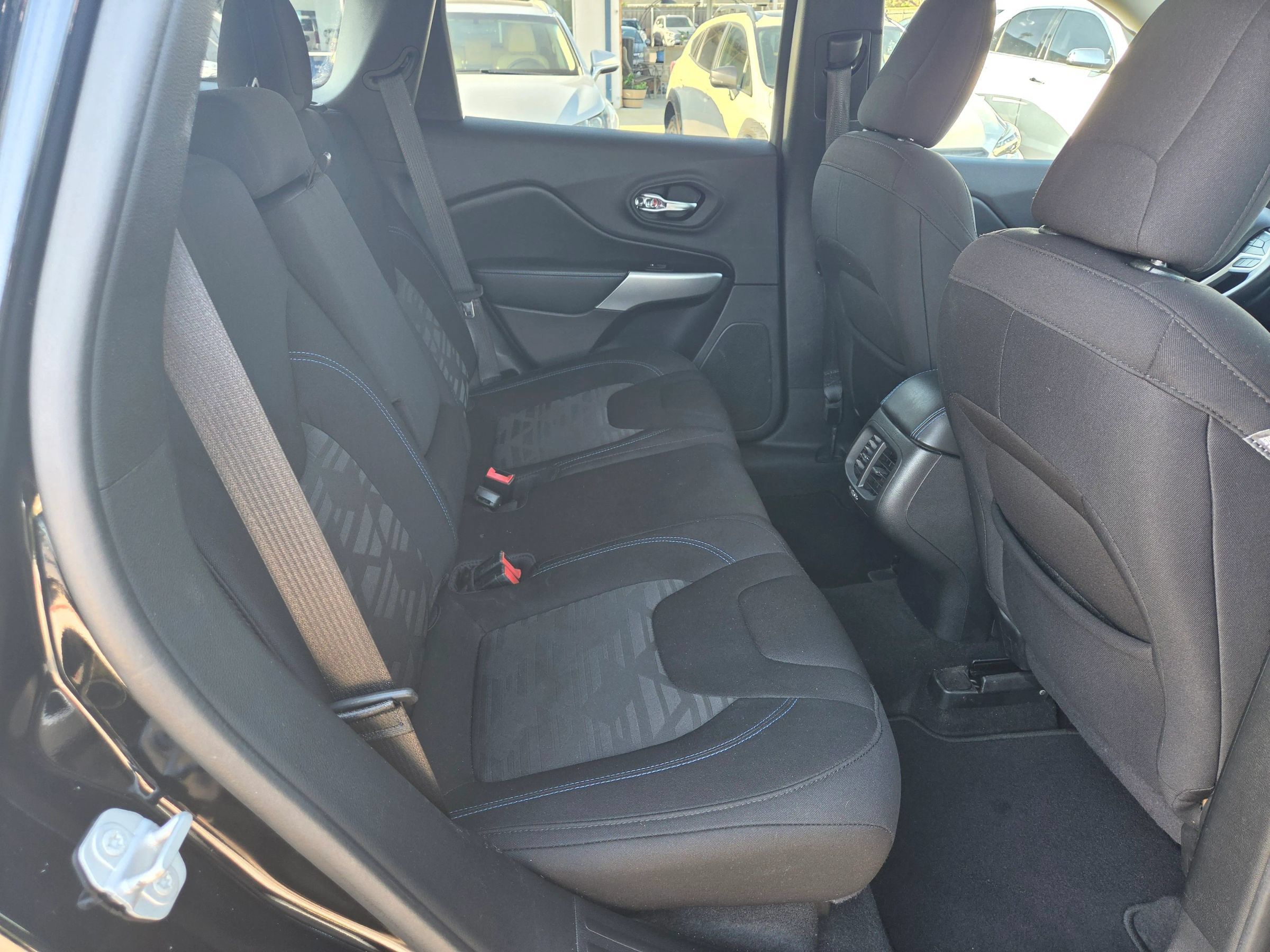 Used 2020 Jeep Cherokee Latitude AWD/4WD image 11