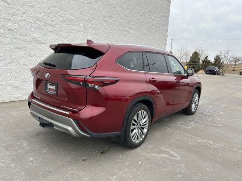Certified 2025 Toyota Highlander Platinum image 3