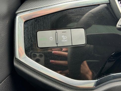 Used 2025 Audi Q3 2.0T Premium w/ Convenience Package AWD/4WD image 17