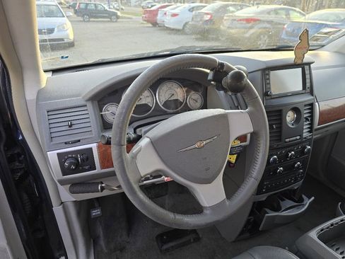 Used 2008 Chrysler Town & Country Touring image 18