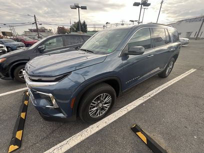 Used 2025 Chevrolet Traverse LT