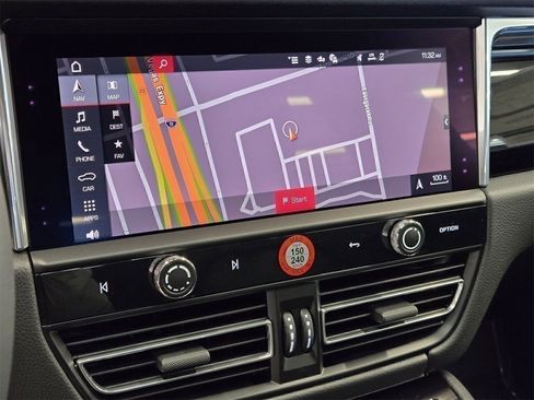 Used 2025 Porsche Macan image 25