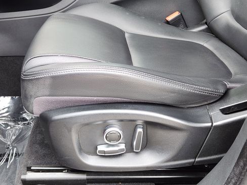 Used 2020 Jaguar F-PACE Premium image 25