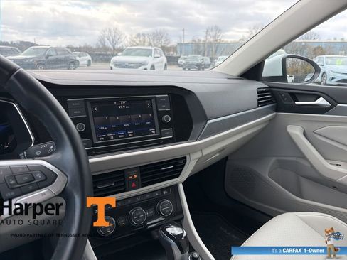 Used 2023 Volkswagen Jetta SE w/ Panoramic Sunroof Package image 17
