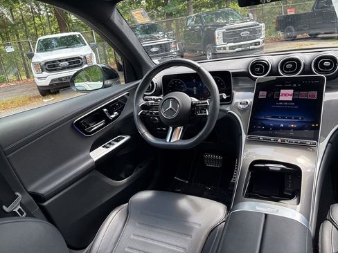 Used 2025 Mercedes-Benz GLC 300 4MATIC image 8