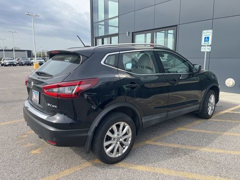 Used 2020 Nissan Rogue Sport SV image 3