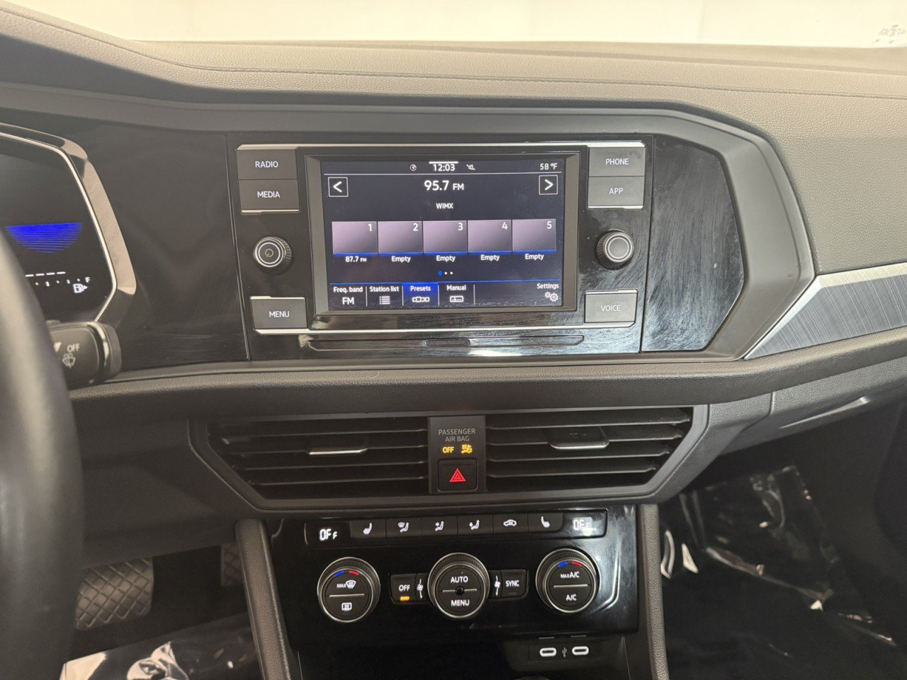 Used 2024 Volkswagen Jetta SE FWD image 18