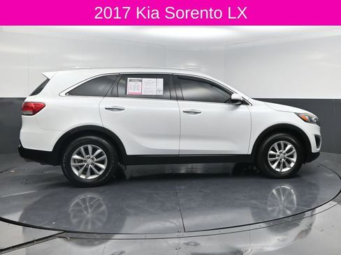 Used 2017 Kia Sorento LX w/ LX Convenience Package image 4