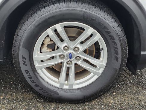 Used 2022 Ford Explorer XLT w/ Equipment Group 202A image 8