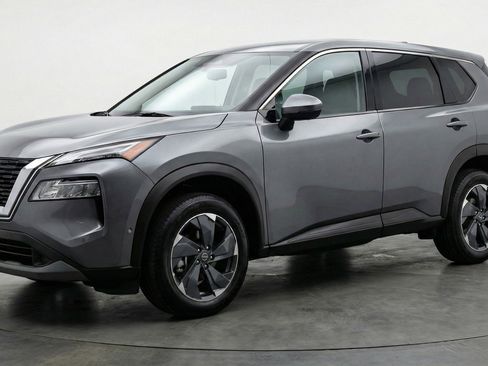 Used 2025 Nissan Rogue SV image 3