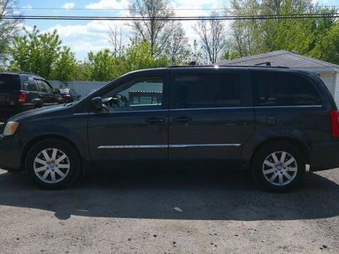 Used 2011 Chrysler Town & Country Touring-L w/ Entertainment Group #2 FWD image 9
