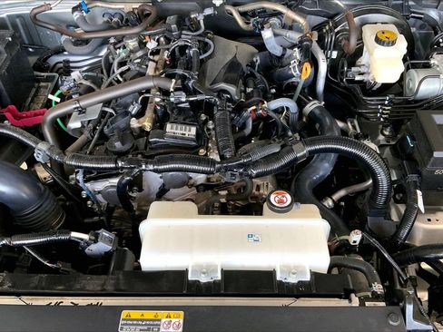 Used 2025 Toyota Tacoma SR5 AWD/4WD image 32