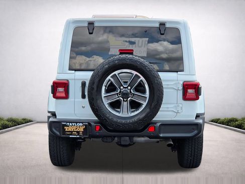 Used 2018 Jeep Wrangler Unlimited Sahara AWD/4WD image 6