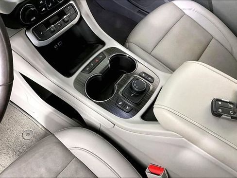 Used 2021 GMC Acadia SLT w/ Technology Package FWD image 17