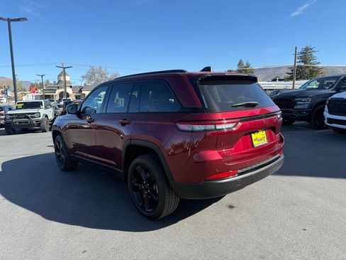 Used 2023 Jeep Grand Cherokee Limited w/ Black Appearance Package AWD/4WD image 3