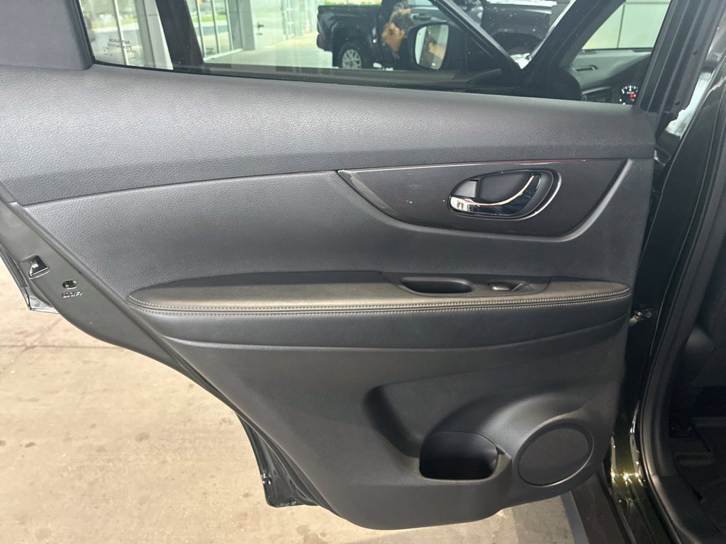 Used 2020 Nissan Rogue SV w/ Premium Package AWD/4WD image 12