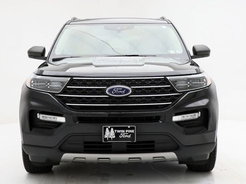 Used 2022 Ford Explorer XLT w/ Equipment Group 202A image 5
