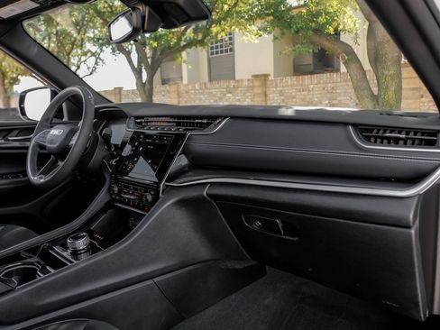 Used 2023 Jeep Grand Cherokee L Laredo image 24