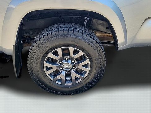 Used 2021 Toyota Tacoma SR5 AWD/4WD image 9