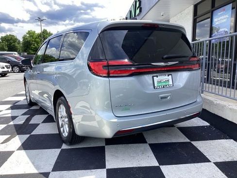 Used 2023 Chrysler Pacifica Touring-L FWD image 6