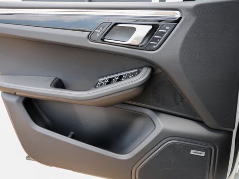 Certified 2025 Porsche Macan image 23