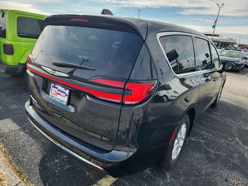 Used 2023 Chrysler Pacifica Touring-L FWD image 4
