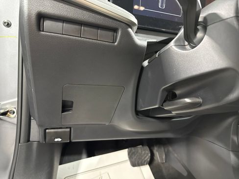 Used 2025 Nissan Kicks SV AWD/4WD image 34