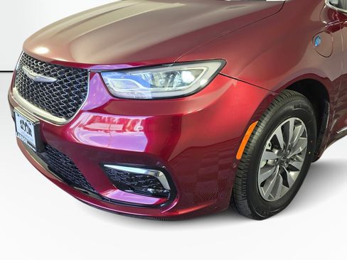 Used 2022 Chrysler Pacifica Limited w/ Uconnect Theater Family Group FWD image 12