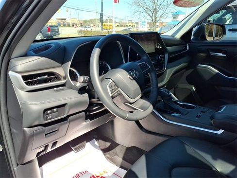 Used 2023 Toyota Highlander XLE image 18