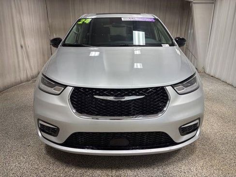 Used 2024 Chrysler Pacifica Limited image 8