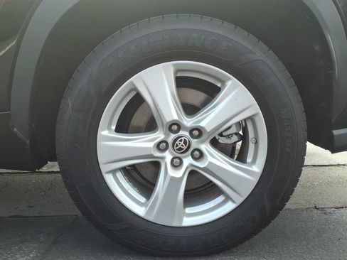Used 2023 Toyota Highlander LE FWD image 9