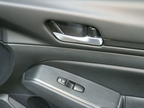 Used 2025 Nissan Altima 2.5 SV image 9