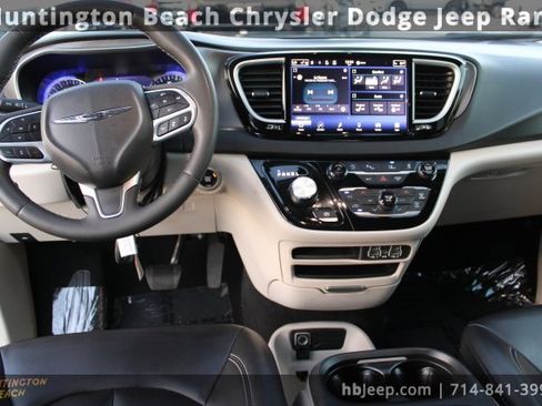 Used 2023 Chrysler Pacifica Touring-L image 11