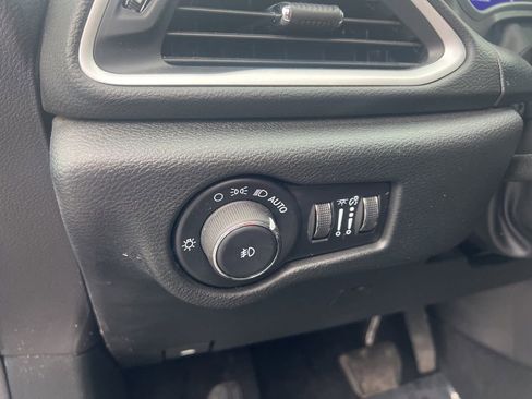 Used 2025 Chrysler Pacifica Select image 15