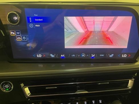 Used 2025 Chevrolet Traverse LT FWD image 14
