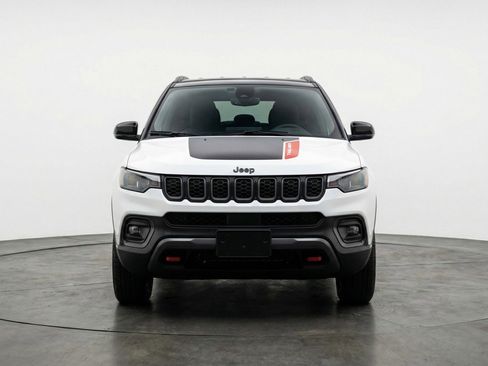 Used 2025 Jeep Compass Trailhawk AWD/4WD image 2