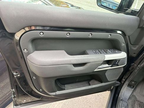 Used 2023 Land Rover Defender 110 X-Dynamic SE image 17