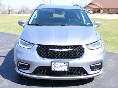 Used 2021 Chrysler Pacifica Touring-L FWD image 2