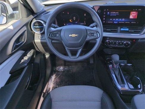 Certified 2025 Chevrolet Trax LT image 17
