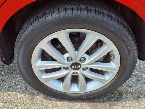 Used 2018 Kia Soul + FWD image 9